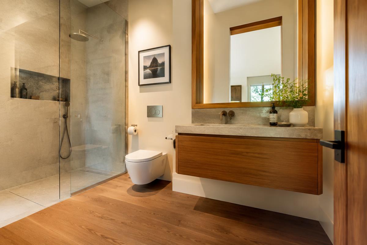 Salle de bain rénovée avec douche à l'italienne et meuble vasque en bois